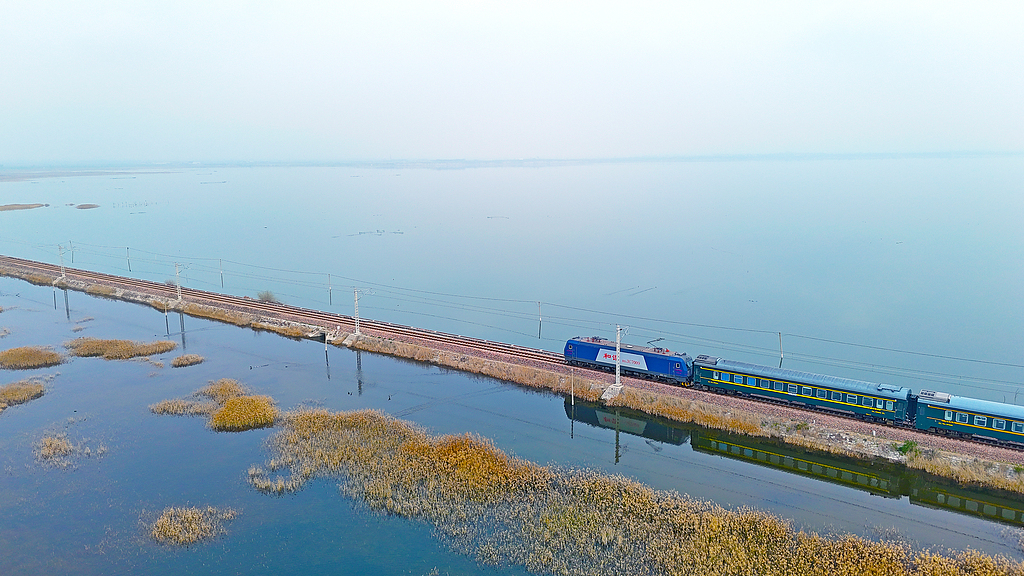 山西运城：南同蒲铁路硝池滩现“水上列车”