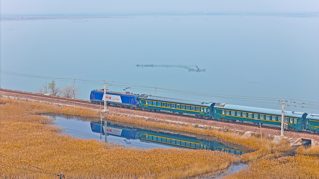 山西运城：南同蒲铁路硝池滩现“水上列车”