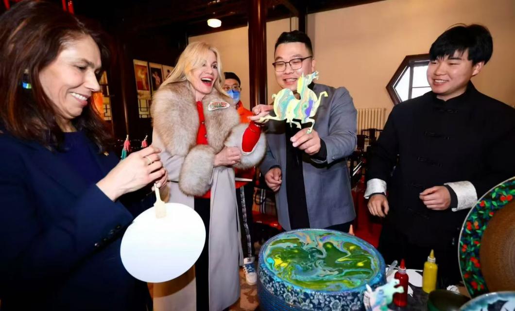 写福字 做手工 驻华使节走进鲁班工坊体验馆 送上立春祝福