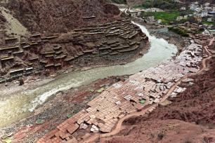 西藏昌都：古盐田错落分布如艺术画卷