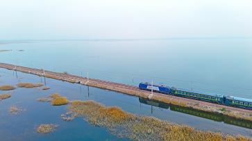 山西运城：南同蒲铁路硝池滩现“水上列车”