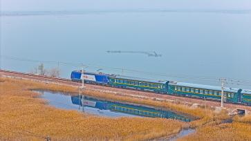 山西运城：南同蒲铁路硝池滩现“水上列车”