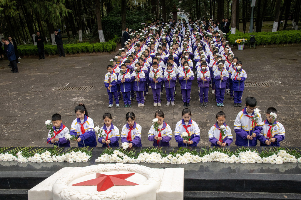四川巴中：纪念碑下传承红色基因