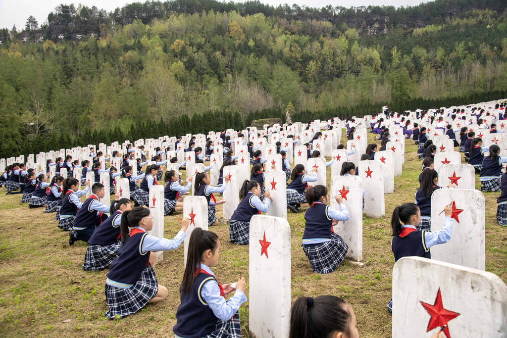 四川巴中：纪念碑下传承红色基因