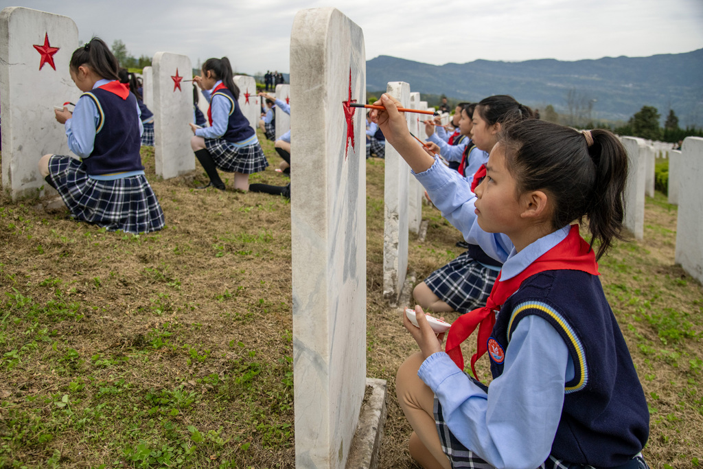 四川巴中：纪念碑下传承红色基因