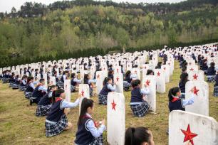 四川巴中：纪念碑下传承红色基因