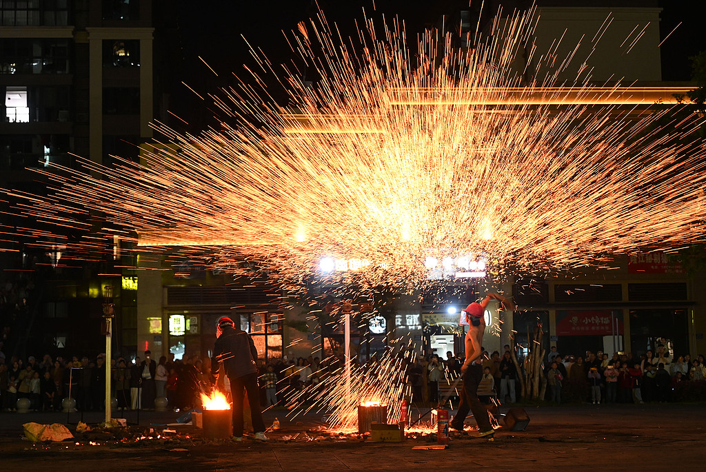 四川内江：民间艺人街头打铁花点亮夜经济