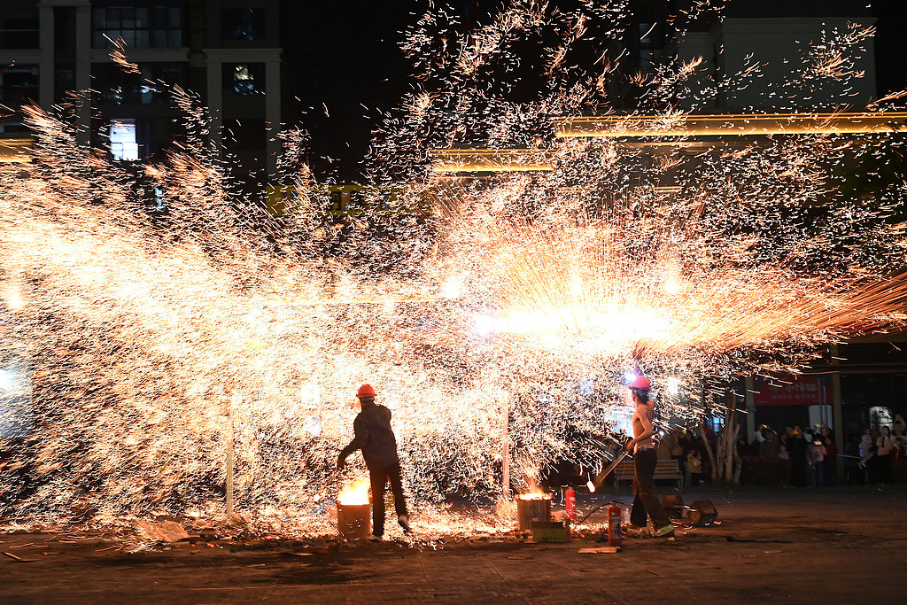四川内江：民间艺人街头打铁花点亮夜经济