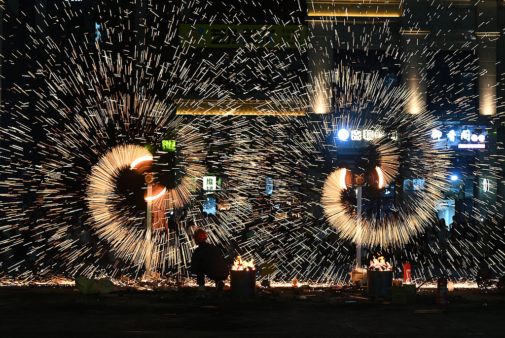 四川内江：民间艺人街头打铁花点亮夜经济
