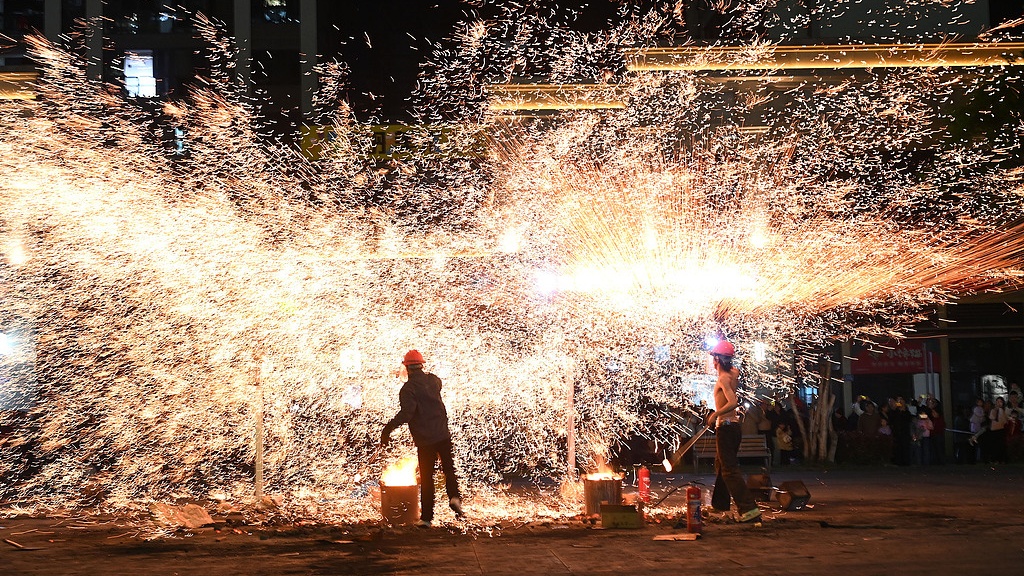 四川内江：民间艺人街头打铁花点亮夜经济