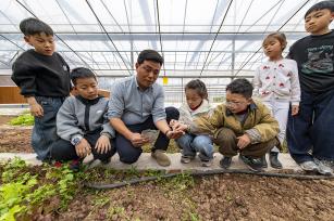 浙江金华：小朋友体验水培蔬菜种植