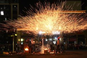 四川内江：民间艺人街头打铁花点亮夜经济