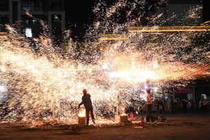四川内江：民间艺人街头打铁花点亮夜经济