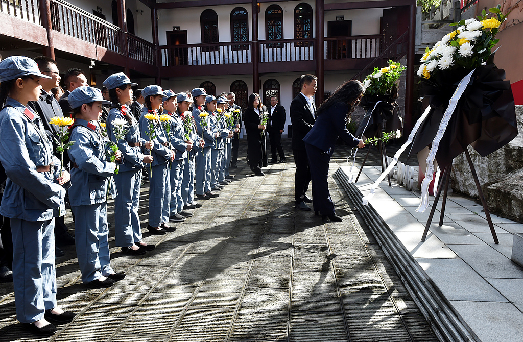 重庆：教师和学生迎清明祭先烈