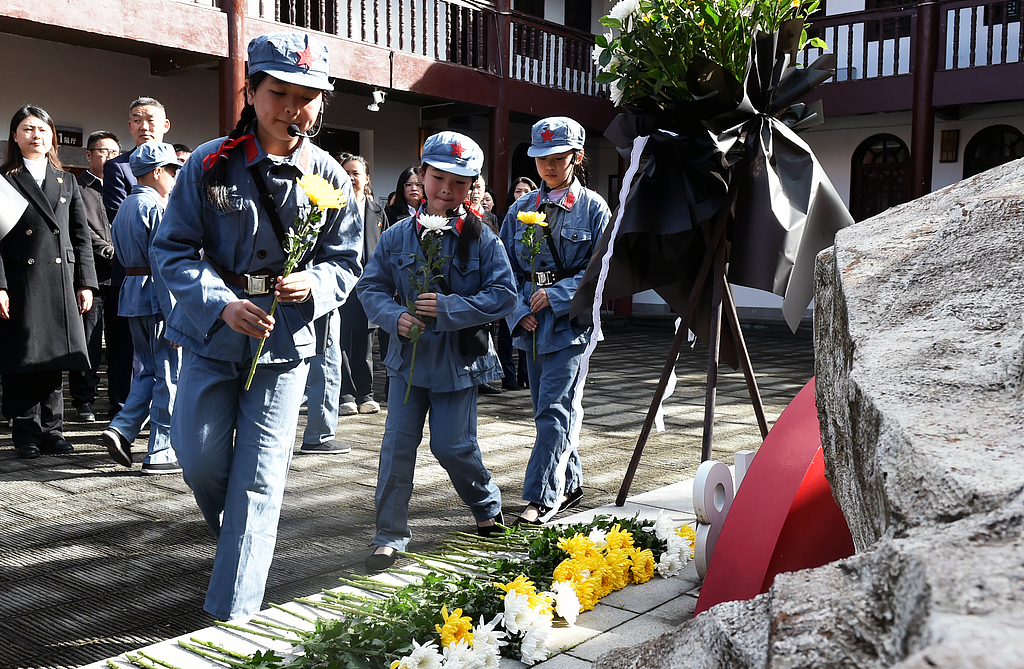 重庆：教师和学生迎清明祭先烈