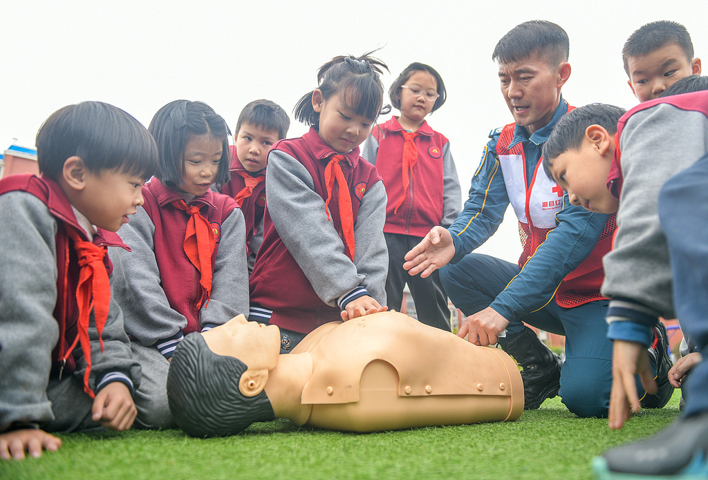 湖南永州：学生学习防溺水救援技能