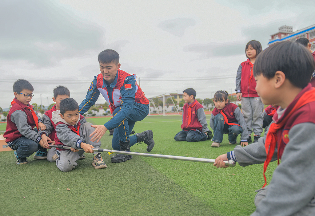 湖南永州：学生学习防溺水救援技能