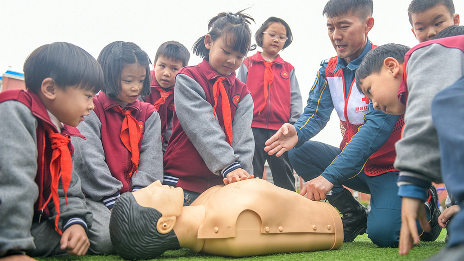 湖南永州：学生学习防溺水救援技能