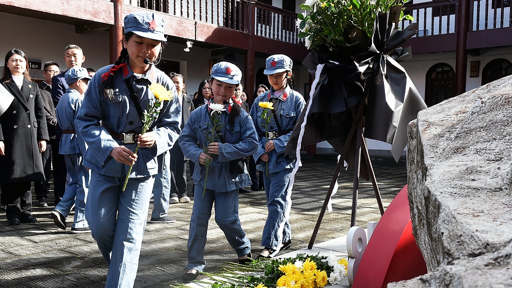重庆：教师和学生迎清明祭先烈