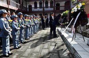 重庆：教师和学生迎清明祭先烈