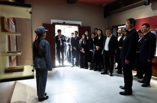 重庆：教师和学生迎清明祭先烈