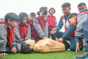 湖南永州：学生学习防溺水救援技能