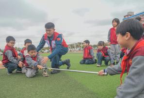 湖南永州：学生学习防溺水救援技能