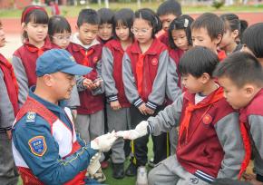 湖南永州：学生学习防溺水救援技能