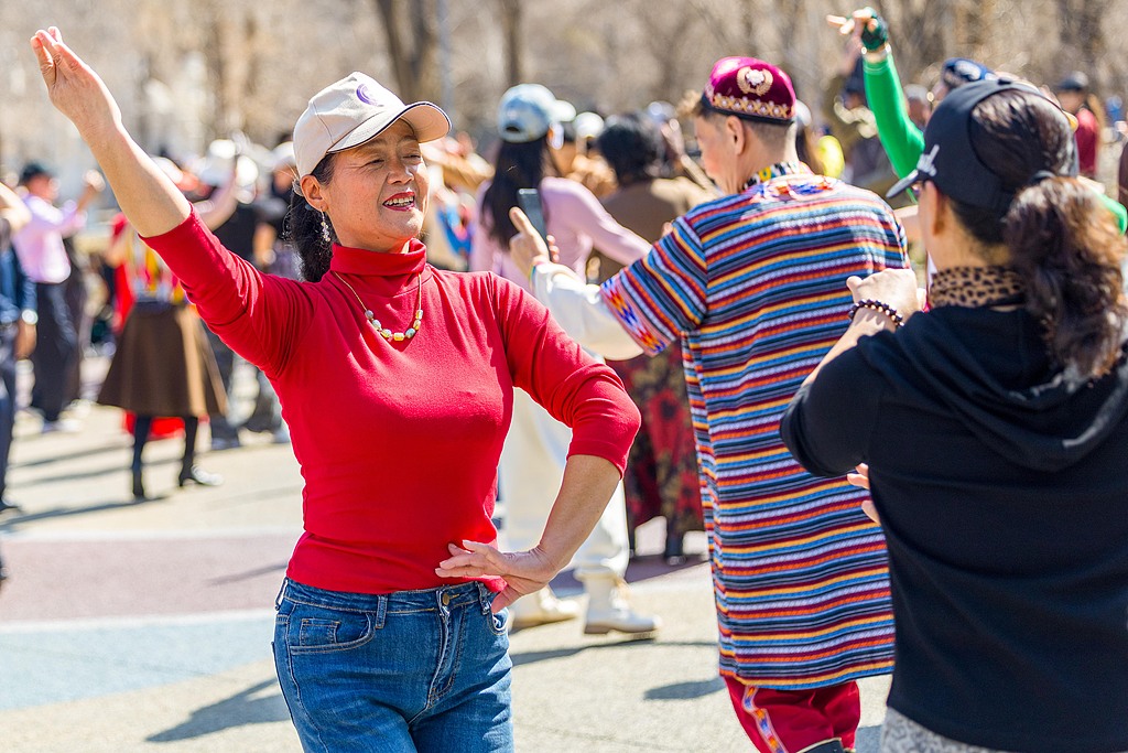 乌鲁木齐：市民运动健身乐享好春光