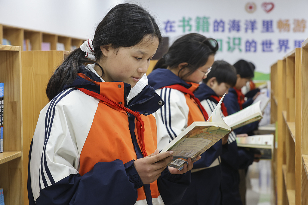 江苏淮安：学生校园图书馆品书香