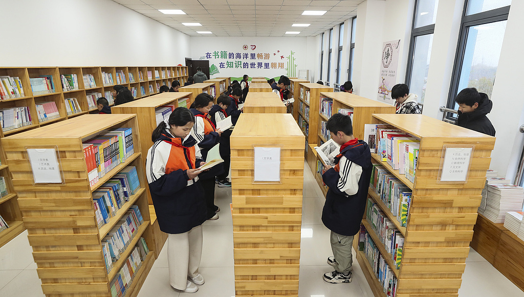 江苏淮安：学生校园图书馆品书香