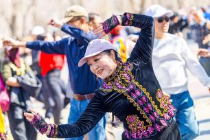 乌鲁木齐：市民运动健身乐享好春光