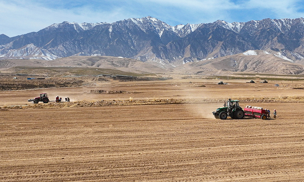 甘肃张掖：科技助力农民播种春小麦