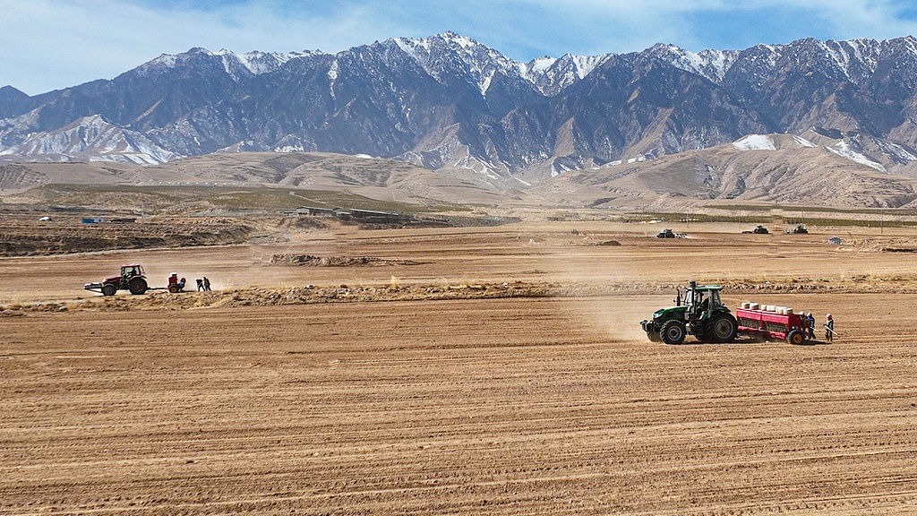 甘肃张掖：科技助力农民播种春小麦