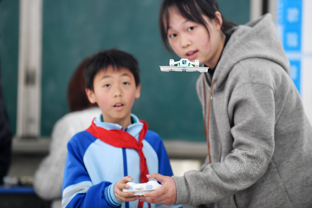 贵州仁怀：小学生参加校园科技节