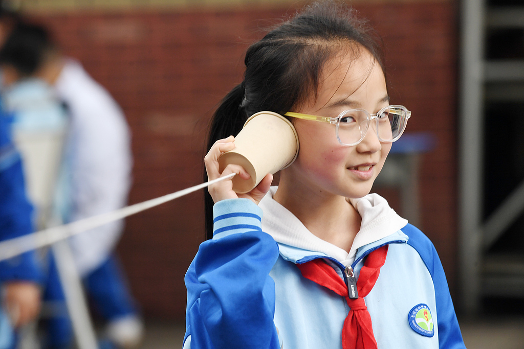 贵州仁怀：小学生参加校园科技节