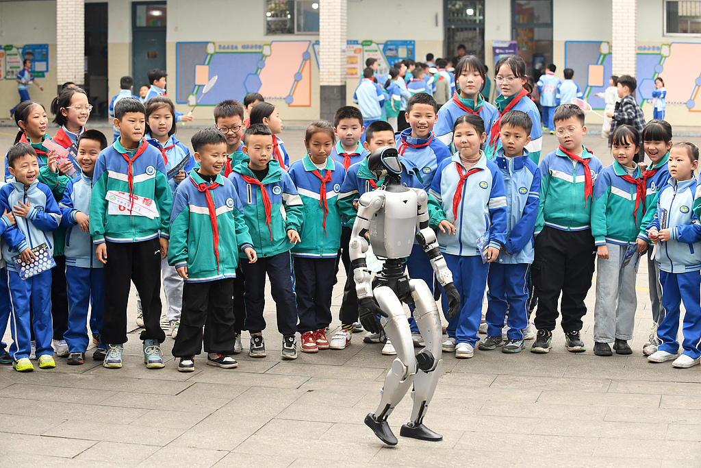 贵州仁怀：小学生参加校园科技节
