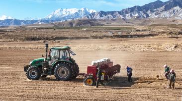 甘肃张掖：科技助力农民播种春小麦