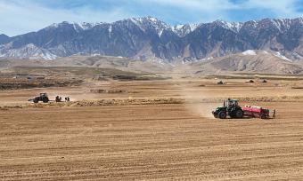 甘肃张掖：科技助力农民播种春小麦