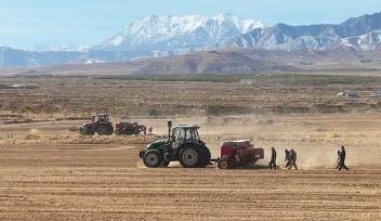 甘肃张掖：科技助力农民播种春小麦