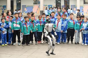 贵州仁怀：小学生参加校园科技节