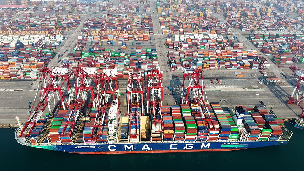 青岛港外贸集装箱码头繁忙有序