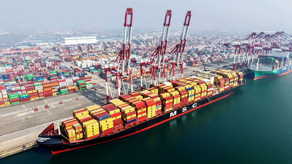 青岛港外贸集装箱码头繁忙有序