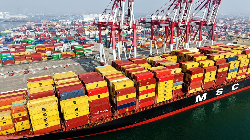 青岛港外贸集装箱码头繁忙有序