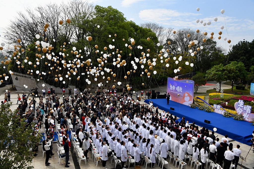 福州：民众追思致敬遗体和人体器官捐献者