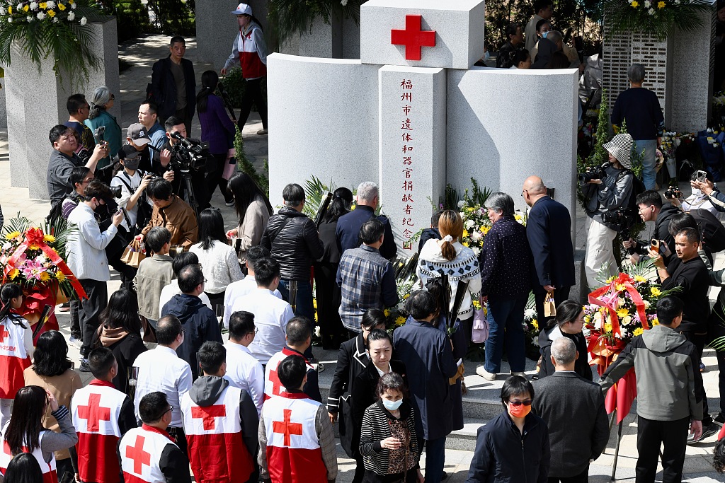 福州：民众追思致敬遗体和人体器官捐献者