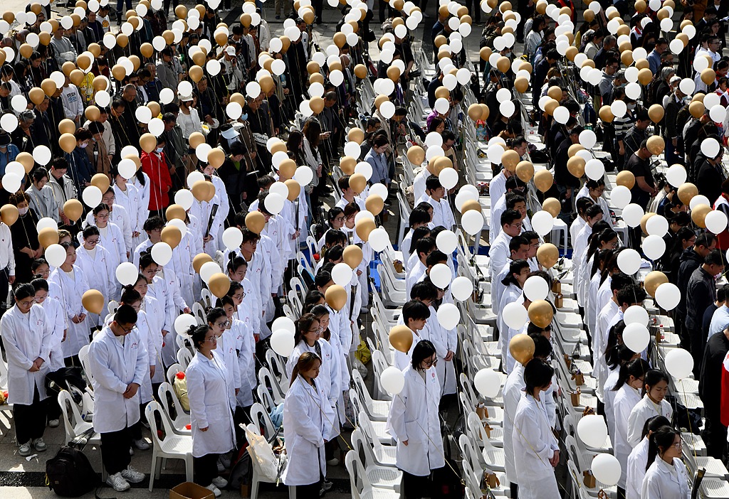 福州：民众追思致敬遗体和人体器官捐献者