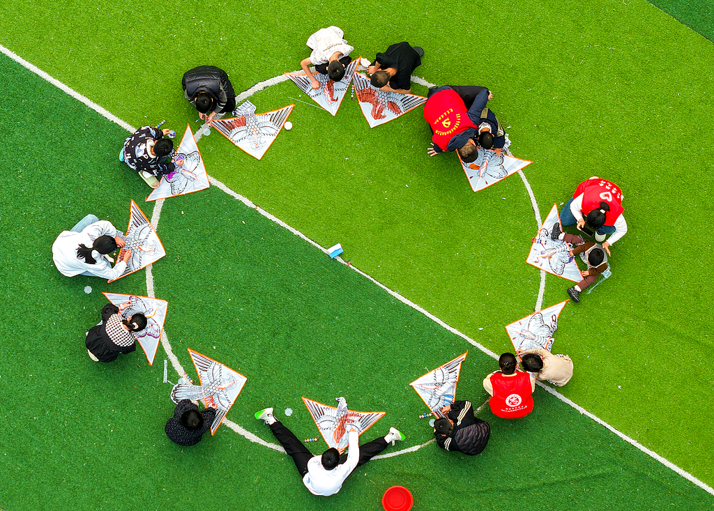 江苏宿迁：儿童手绘纸鸢放飞春意