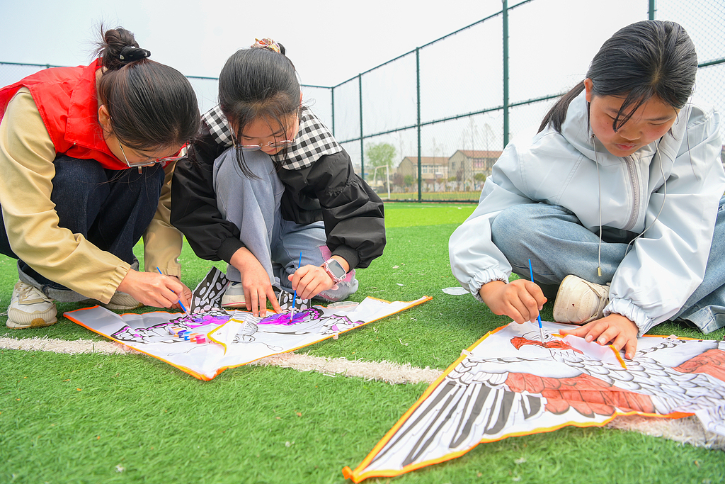 江苏宿迁：儿童手绘纸鸢放飞春意