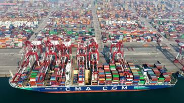 青岛港外贸集装箱码头繁忙有序